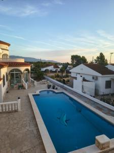 een groot blauw zwembad voor een huis bij Amarella Costa Dorada in Les tres Cales