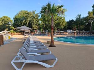 Swimmingpoolen hos eller tæt på Villa Bertaud B4 les pieds dans l'eau