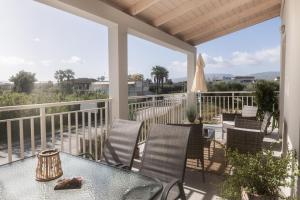 a patio with a table and chairs on a balcony at Loft Nikando in Tsilivi