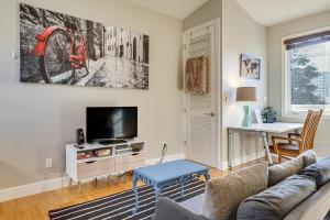 Walk to Caltrain! Studio in Dtwn San Mateo في Hayward Park: غرفة معيشة بها أريكة وطاولة