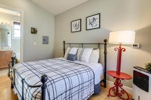 Walk to Caltrain! Studio in Dtwn San Mateo في Hayward Park: غرفة نوم بسرير ومصباح احمر