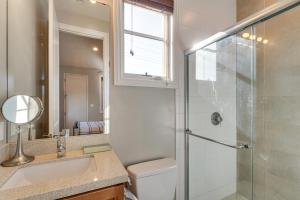 Walk to Caltrain! Studio in Dtwn San Mateo في Hayward Park: حمام مع مرحاض ومغسلة ودش +21 صورة