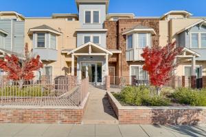 Walk to Caltrain! Studio in Dtwn San Mateo في Hayward Park: منزل أمامه بوابة