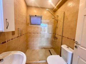 Koupelna v ubytování Seafront holiday home surrounded by nature in Tatlisu, Northern Cyprus + 34 fotografií