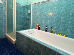 Koupelna v ubytování Calm Nest Apartment + 20 fotografií