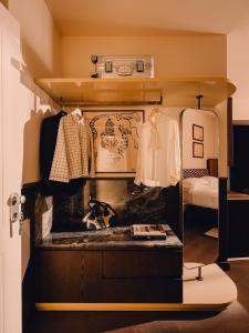 Un dormitorio con una litera con una cómoda y ropa. en Aethos Milan, en Milán 52 fotos más