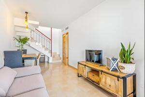 Et opholdsområde på Ático Condesa con terraza y piscina cerca Playa La Llana