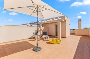 En balkon eller terrasse på Ático Condesa con terraza y piscina cerca Playa La Llana