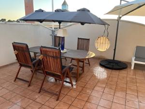 En terrasse eller udendørsområde på Ático Condesa con terraza y piscina cerca Playa La Llana