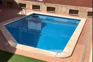 Swimmingpoolen hos eller tæt på Ático Condesa con terraza y piscina cerca Playa La Llana