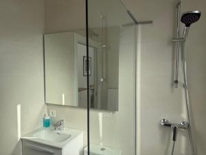 Alojamientos Dima Costa في لاريدو: حمام مع دش ومغسلة ومرآة +42 صورة