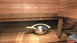 una pentola in un angolo di una stanza in una cabina di Vuokatin Lomakämpät a Sotkamo Altre 5 foto