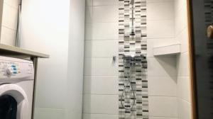 bagno con doccia e lavatrice di Vuokatin Lomakämpät a Sotkamo