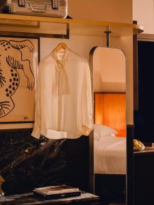 Una camisa y una corbata en un maniquí en un dormitorio. en Aethos Milan, en Milán