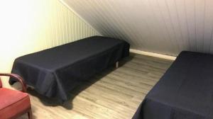 una stanza con due letti in una stanza di Vuokatin Lomakämpät a Sotkamo