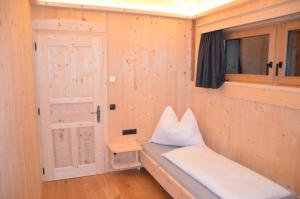 een kamer met een bank met een raam en een deur bij Kuenerhof in Versciaco di Sopra