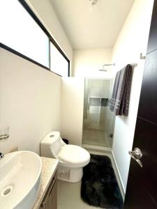 Phòng tắm tại Modern Oasis with Pool