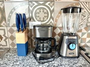 Nhà bếp/bếp nhỏ tại Modern Oasis with Pool