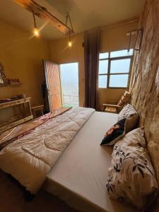 Postel nebo postele na pokoji v ubytování Friends of Dana Hotel