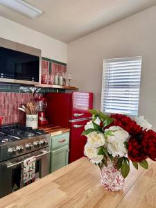 Kuchyň nebo kuchyňský kout v ubytování Casita 3 mins to downtown farmers market + 5 fotografií