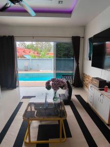 TV a/nebo společenská místnost v ubytování Baan Fah Sai 2-Bedroom Pool Villa