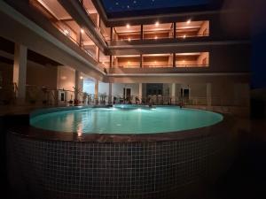 Piscina de la sau aproape de Beyond Inn