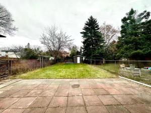 um grande quintal com uma cerca e um campo de relva em Cozy Queen room with Shared Bath near Seneca Finch 404 em Toronto