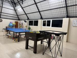 Stolní tenis v ubytování Beyond Inn nebo okolí