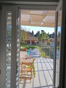 La alberca dentro o cerca de B&B Villa Limão