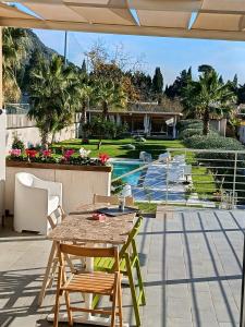 La alberca dentro o cerca de B&B Villa Limão