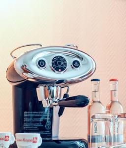 uma panela elétrica de cozimento lento em cima de um liquidificador em Strandhotel Strande em Strande