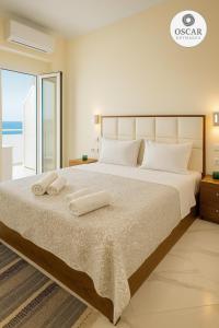 Postel nebo postele na pokoji v ubytování Oscar’s Apartments Drymades + 39 fotografií