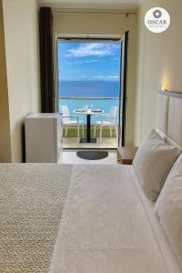 Postel nebo postele na pokoji v ubytování Oscar’s Apartments Drymades