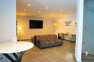 een woonkamer met een bank en een tafel bij La Corte Park Hotel & Spa in Palma Campania