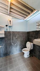 Ванная комната в Sarin Guesthouse สาริน