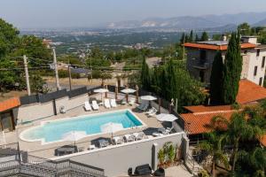 een luchtfoto van een resort met zwembad bij La Corte Park Hotel & Spa in Palma Campania