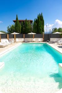 een groot zwembad met stoelen en parasols bij La Corte Park Hotel & Spa in Palma Campania