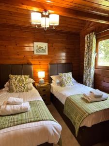 Postel nebo postele na pokoji v ubytování Lady Galloway 27 with Hot Tub + 21 fotografií