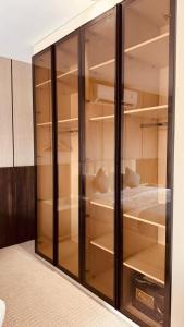 欧拉Quiet Night Hotel的一个带玻璃门的壁橱，里面有一张床。 更多7张照片