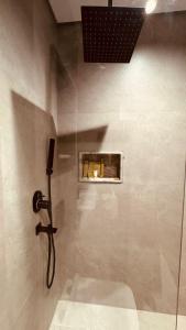 欧拉Quiet Night Hotel的浴室设有淋浴,墙上配有摄像头