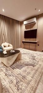 欧拉Quiet Night Hotel的客厅里有一张沙发和一张桌子。