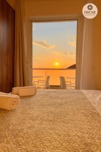 Postel nebo postele na pokoji v ubytování Oscar’s Apartments Drymades