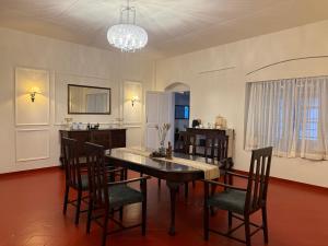 Χώρος καθιστικού στο The Hundred House by Kisah Stays - Wayanad Colonial Estate Bungalow