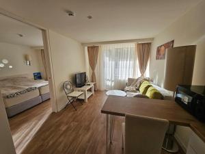 un soggiorno con un divano e un letto di Sunlit Forest Suite a Borovets