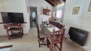 un soggiorno con tavolo e TV e una cucina di Ayres de Colon a Colón