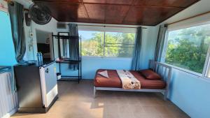 Кухня или мини-кухня в Sarin Guesthouse สาริน
