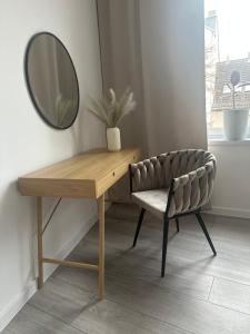 Guben Wohnungen nett في غوين: مرآة ومكتب وكرسي في الغرفة