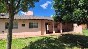 una casa con portico e un edificio di Ayres de Colon a Colón