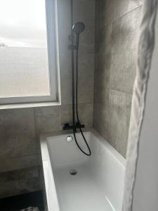 Guben Wohnungen nett في غوين: حمام مع دش مع حوض استحمام مع دش