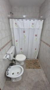 un bagno con un water e una tenda da doccia di Ayres de Colon a Colón Altre 12 foto